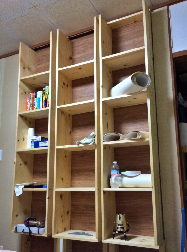 デッドスペースを活用!DIY収納の作り方と実例【壁面・階段上・屋根裏】