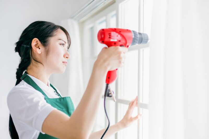 電動ドライバーを使う女性