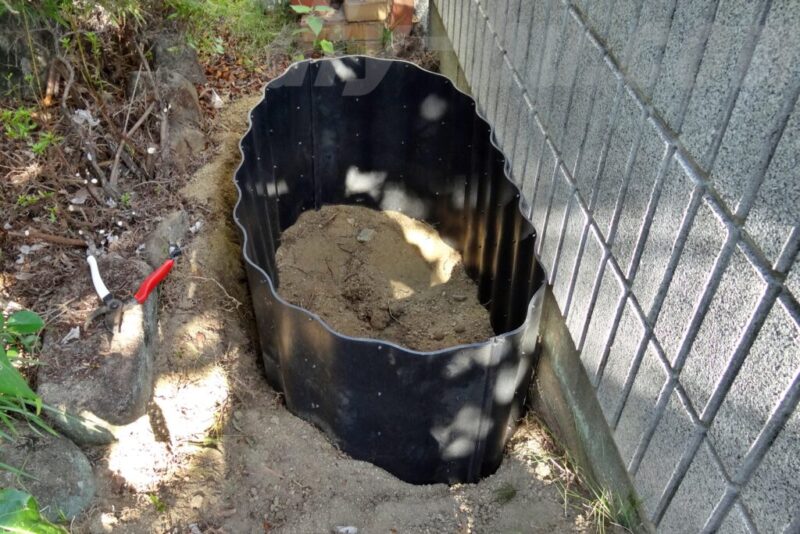 あぜ板堆肥枠を約20cmほど土に埋めたところです