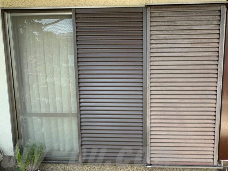 作業前の色落ちしてサビた雨戸の様子