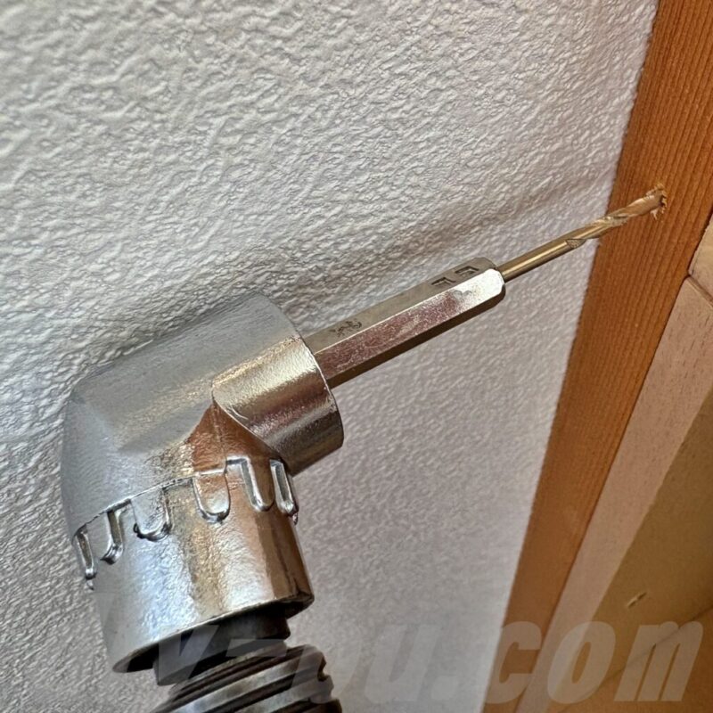 アングルアダプターで穴あけ