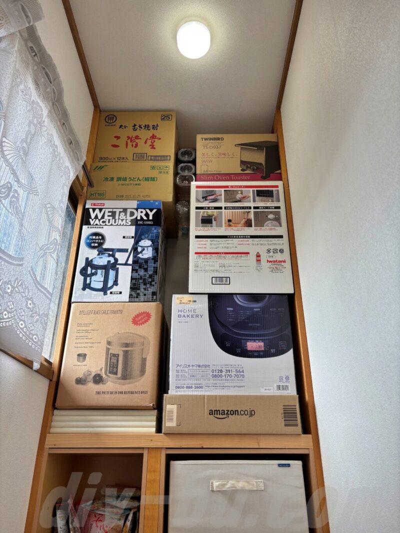 ダンボール箱を積み上げている様子