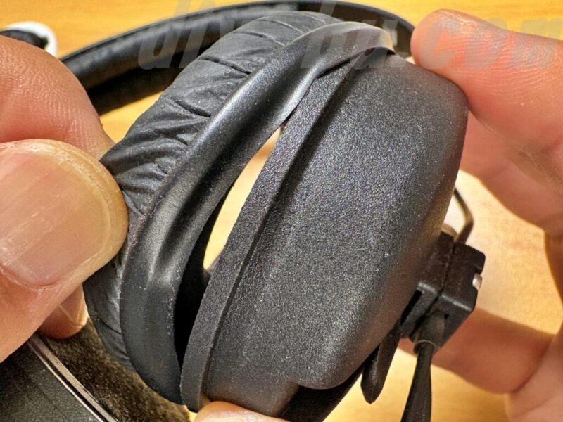 ヘッドホンHD25-1Ⅱのイヤーパッドを外している手元