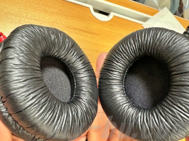 新しいイヤーパッドに交換済みのヘッドホン