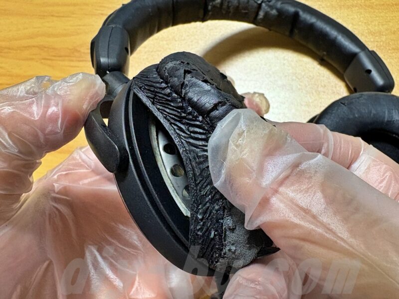 古いイヤーパッドを外している手元