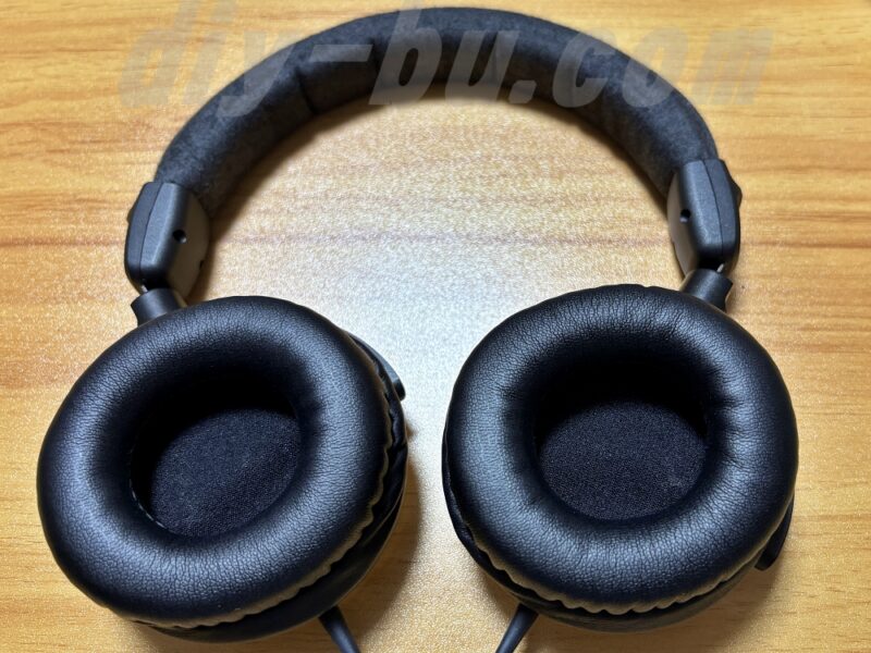 新しいイヤーパッドに交換済みのヘッドホン
