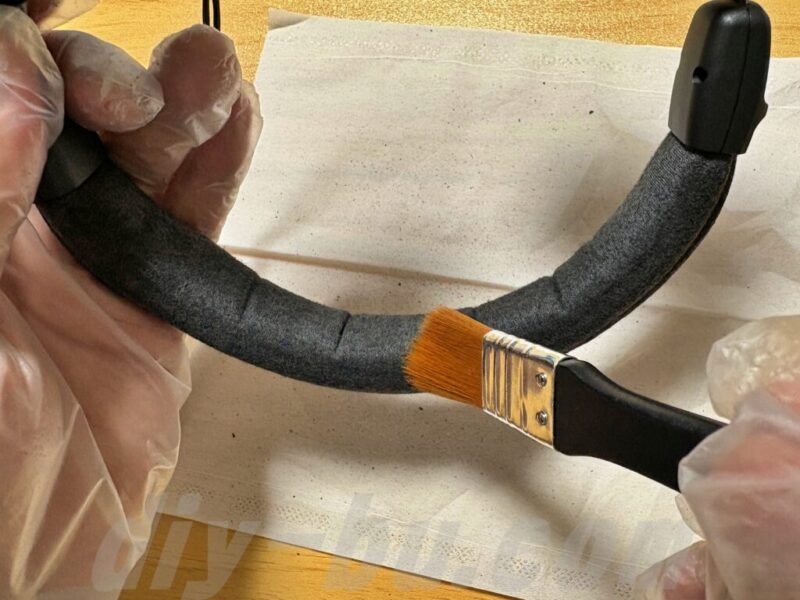 ヘッドバンドカバーを装着する前に、ヘッドバンドをハケで掃除している様子