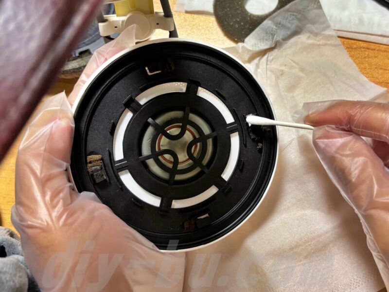 イヤーパッドを外した後のヘッドホンを掃除している様子