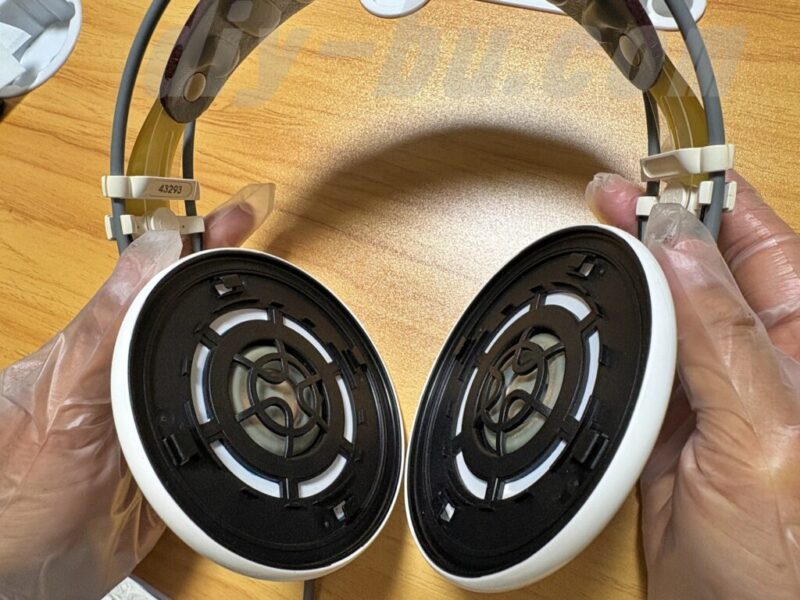イヤーパッドを外した後のヘッドホンを掃除し終わった様子