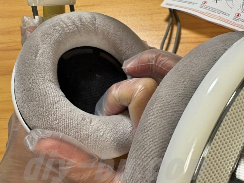 新しいイヤーパッドをヘッドホンに装着している手元