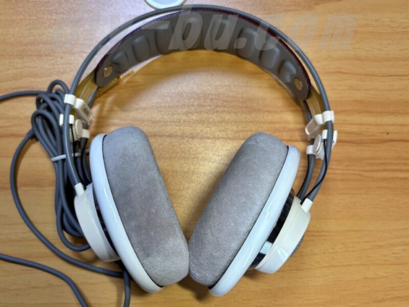 新しいイヤーパッドに交換済みのヘッドホン