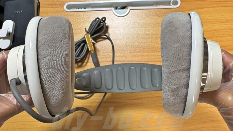 新しいイヤーパッドに交換済みのヘッドホン（下から撮影）