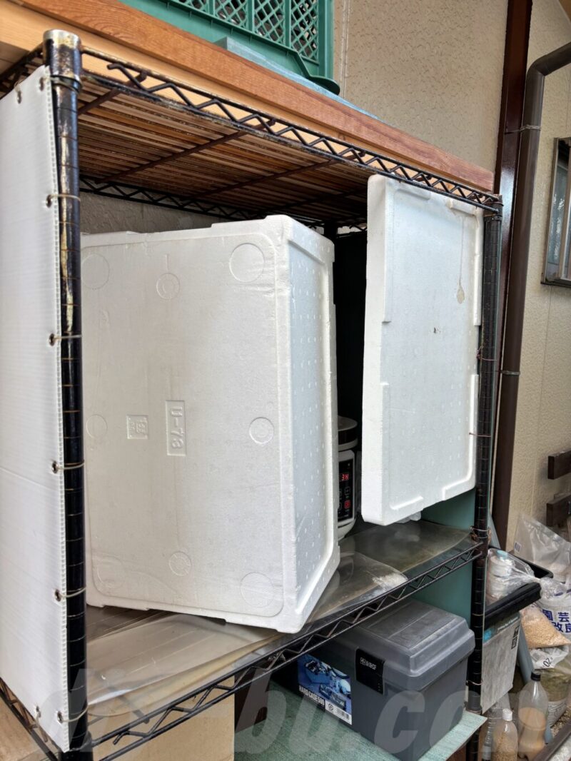 黒ニンニクメーカーを屋外の軒下に設置したにおい対策の様子