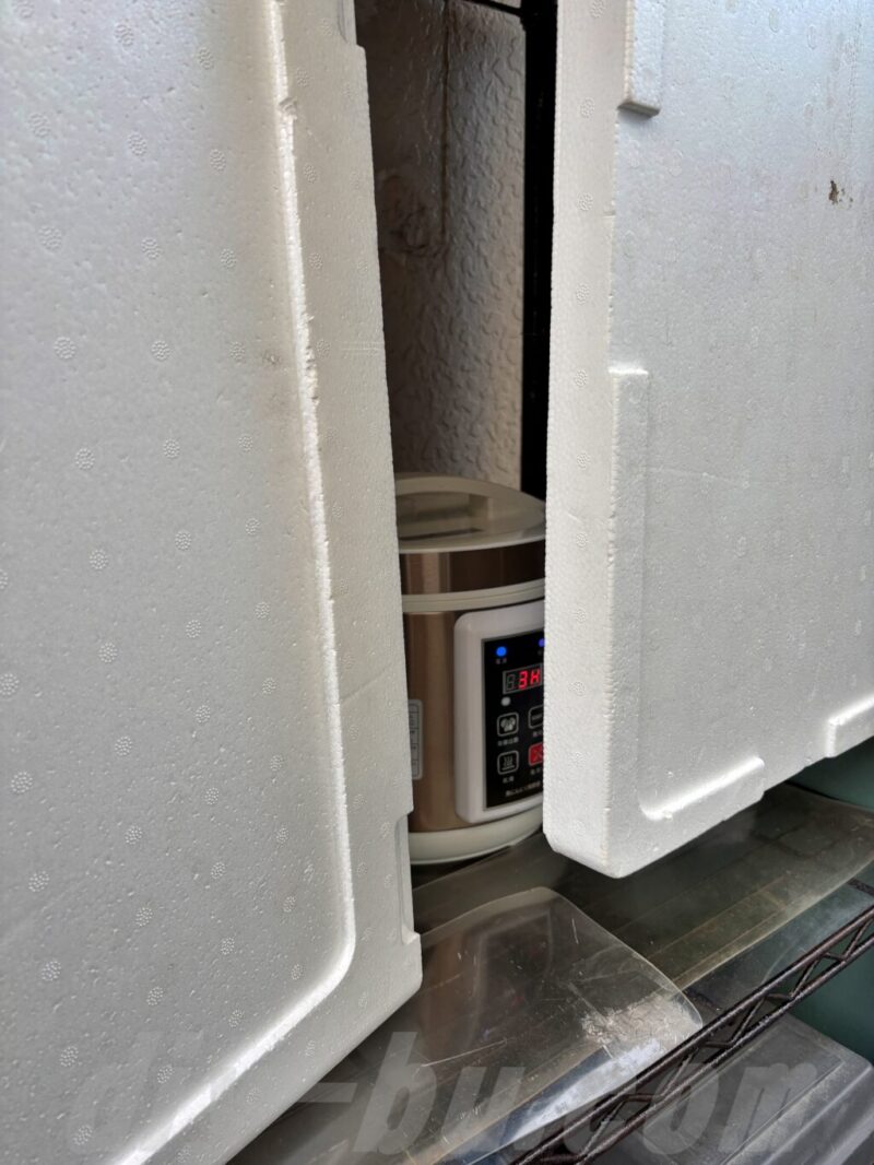 発泡スチロール箱で囲った黒ニンニクメーカーの設置例