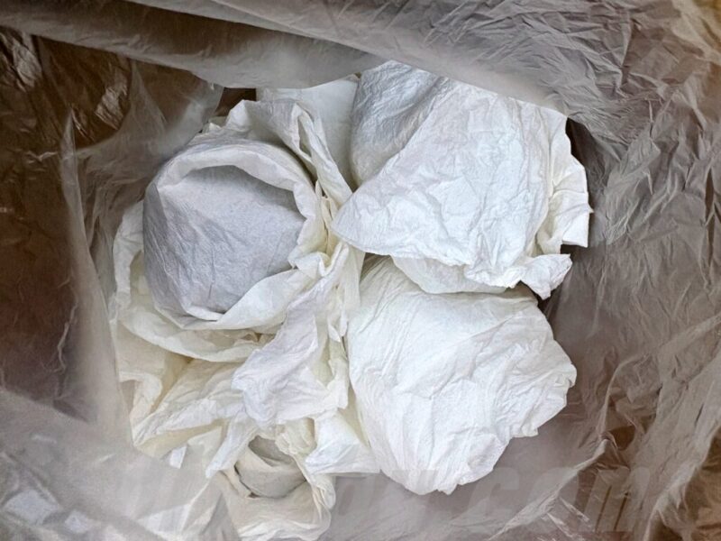 自作した黒ニンニクをキッチンペーパーに包んで保存している様子