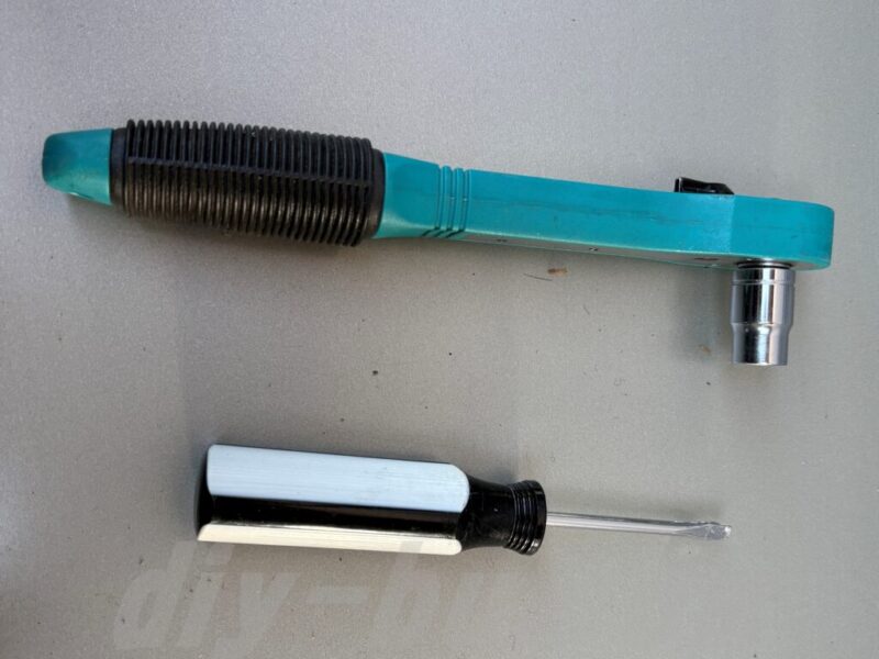 物置の解体と移動作業に使う工具を準備した様子