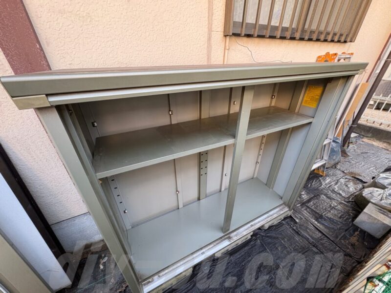 中型物置を1人で解体している途中の状態