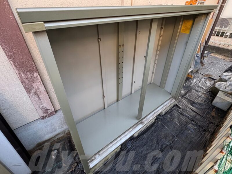 物置を解体する前に中の棚をすべて取り外した状態