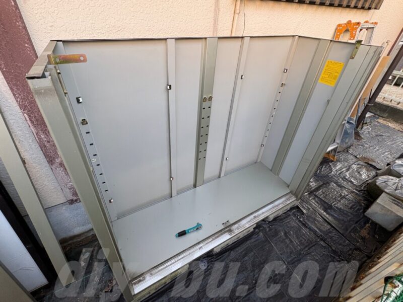 物置の屋根を解体して取り外した状態