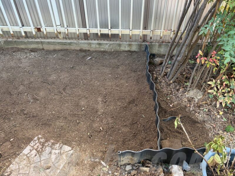 あぜ板400を垂直に埋め込んで植木の根が侵入しないようにした様子