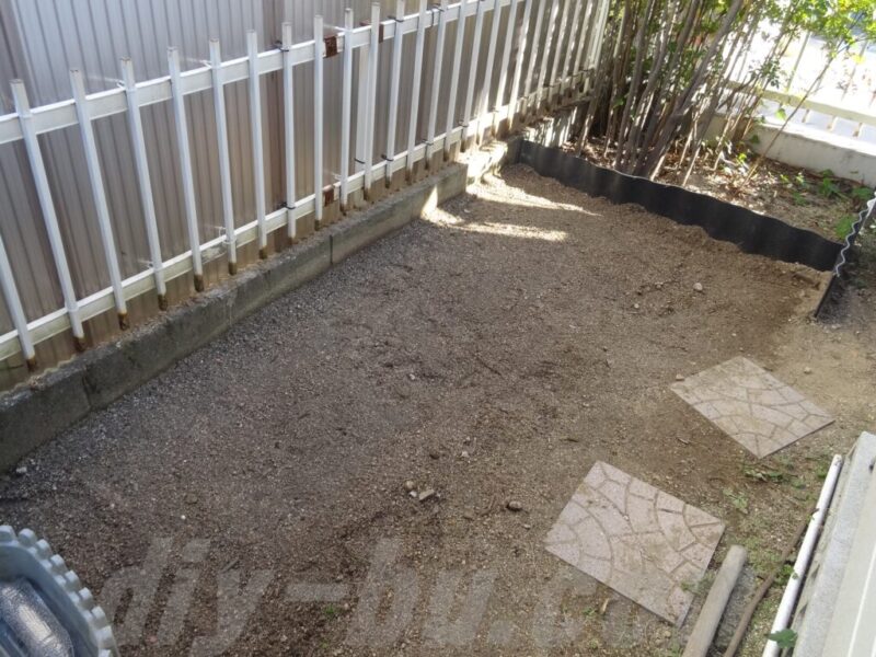 物置を移動するために真砂土を入れて整地している作業