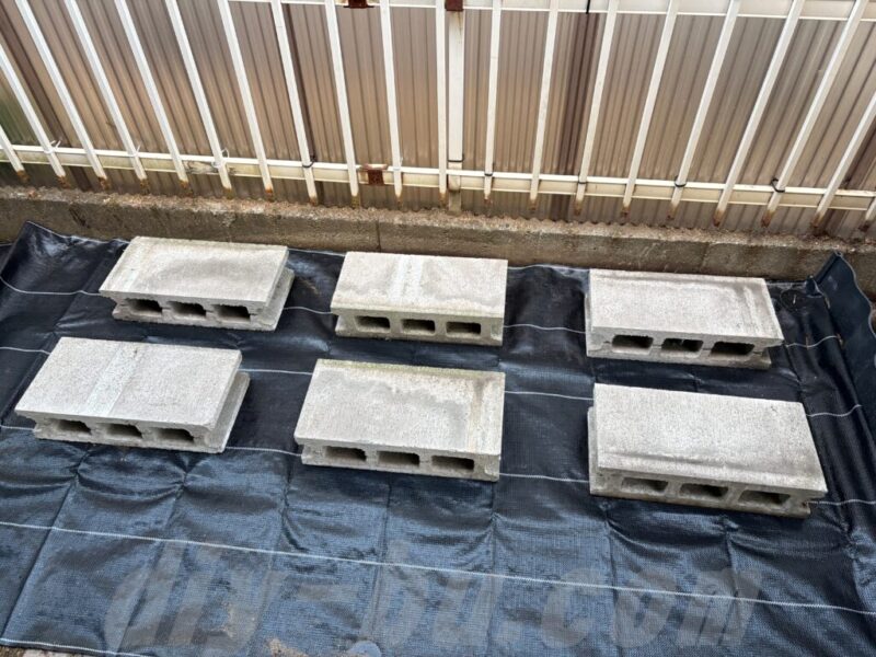 物置移動前に防草シートを敷いてコンクリートブロックを配置した様子