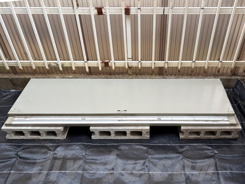 移動先で物置の床部分を設置した様子