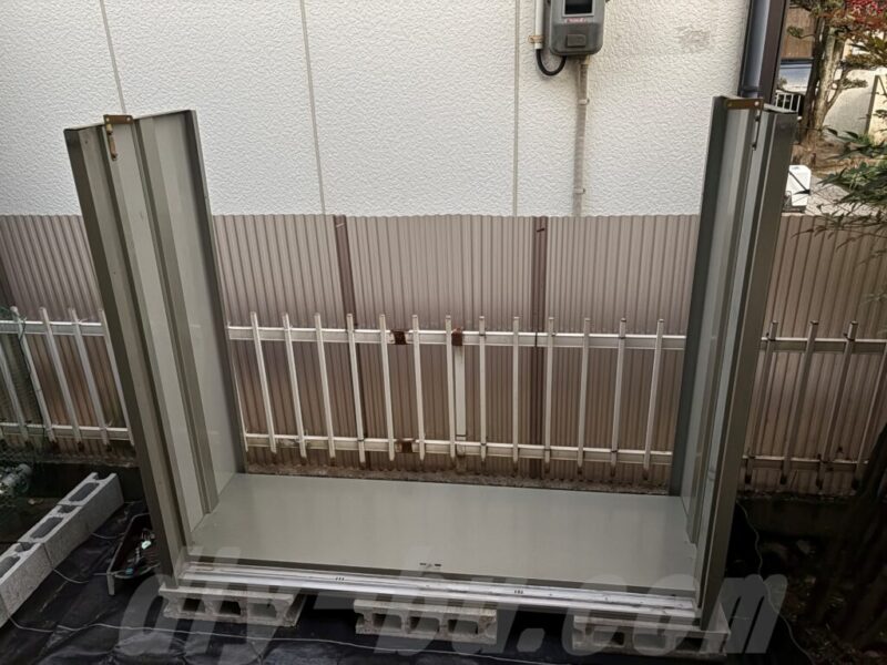 解体した物置を敷地内で移動して再組み立てしている途中