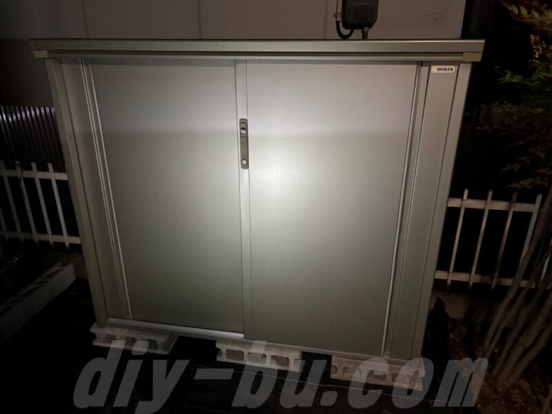 敷地内移動後に再設置が完了した中型物置