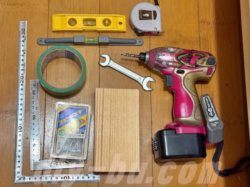 材料・工具を床に並べた様子