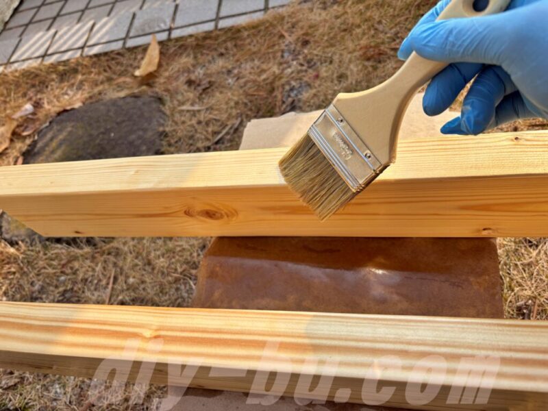 ワトコオイルを塗装している棚板