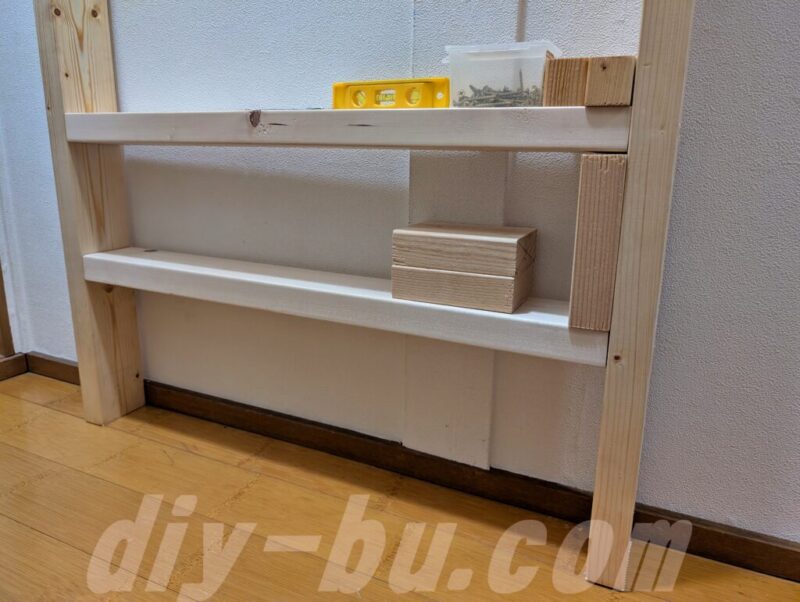 棚板を取り付けている途中の作業風景