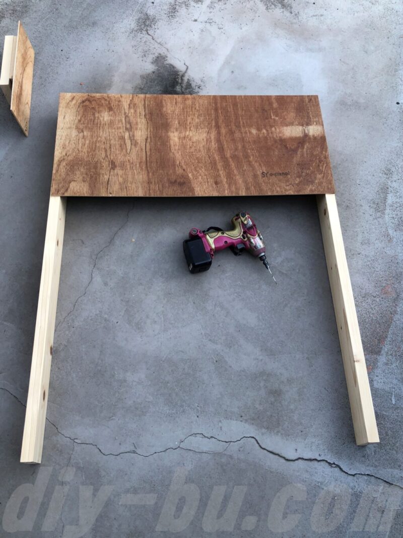 背板をフレームの背面に固定して構造の歪みを防ぐ